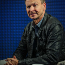 Phil Keoghan of the Amazing Race poses for a photo by Seattle portrait and event photographer Mat Hayward.